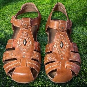Earth Fisherman Sandals. Brown leather. Velcro closure. Size 7B. EUC